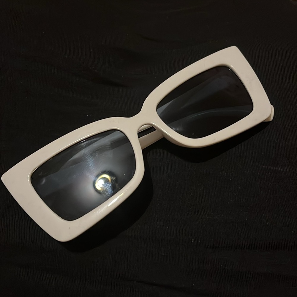 Chic White Rectangular Sunglasses - image 3